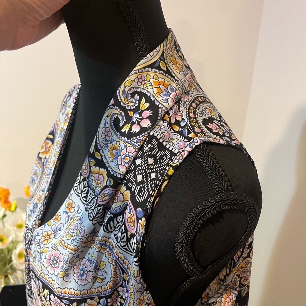Floral & Ivy Paisley Print Sleeveless Blouse - Picture 5 of 8
